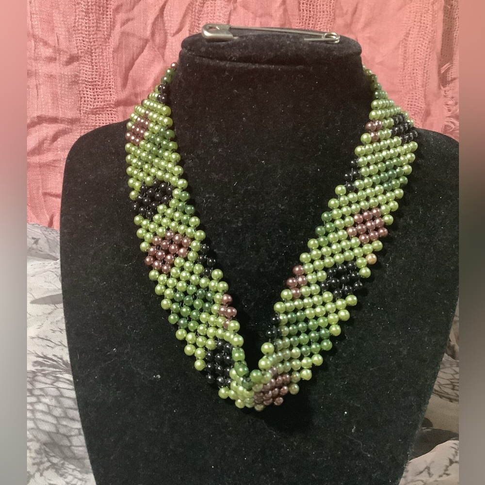 Stretchy Green Beaded Choker Necklace - Picture 4 of 4
